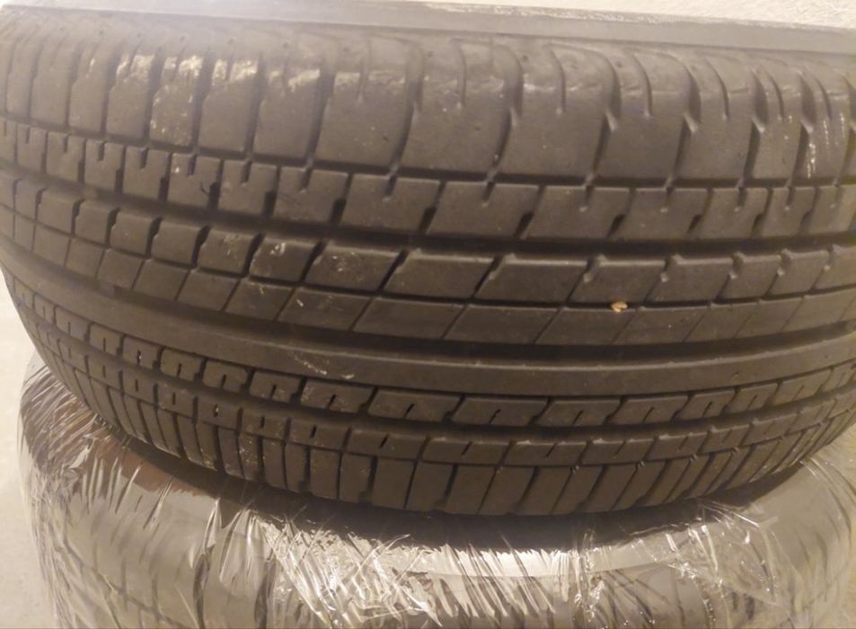 Três pneus 185/55/16