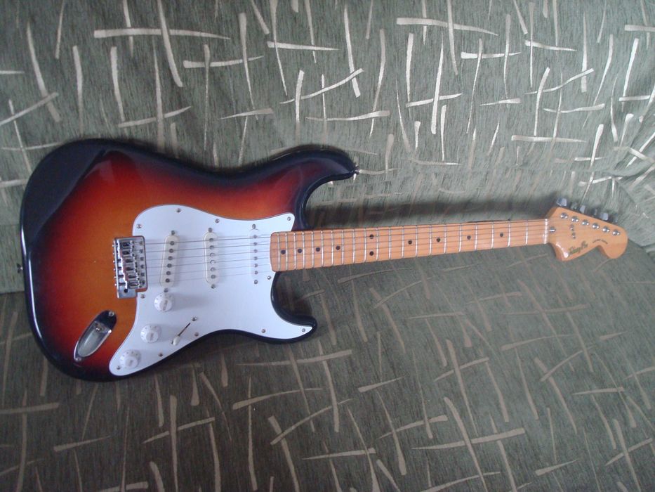 Продам электрогитару Fender Squier