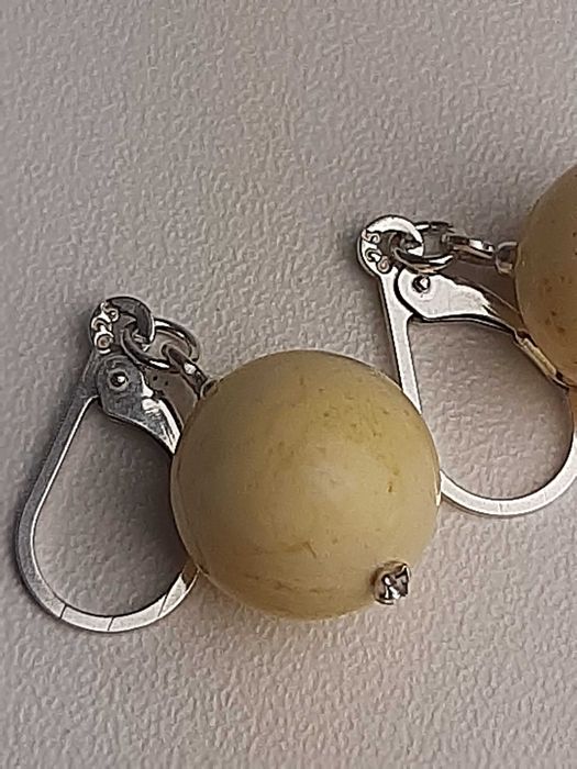 kolczyki z białym bursztynem