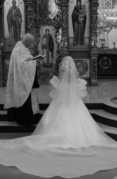 Весільна сукня з рукавами та розрізом 2022