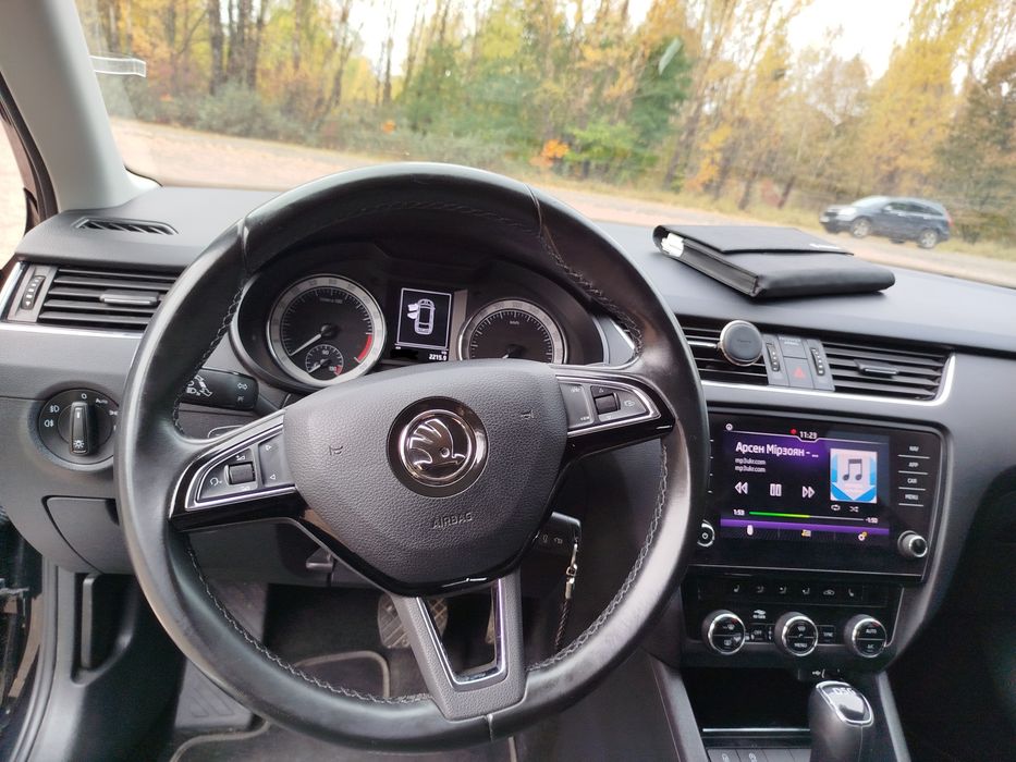 Продам авто Skoda Octavia A7 рестайлова двохлітрова на автоматі