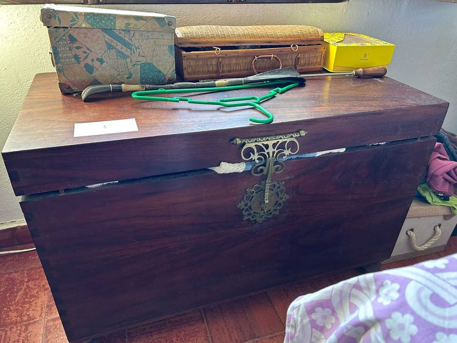 Bau de madeira maciça.