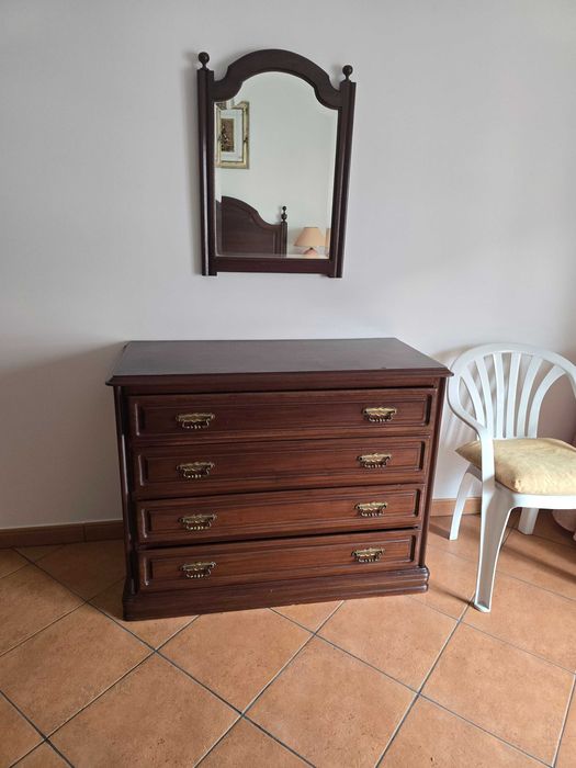 Cama | mesas de cabeceira | cómoda | espelho