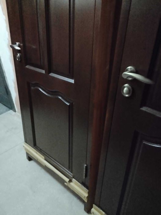 Нові міжкімнатні дерев'яні двері