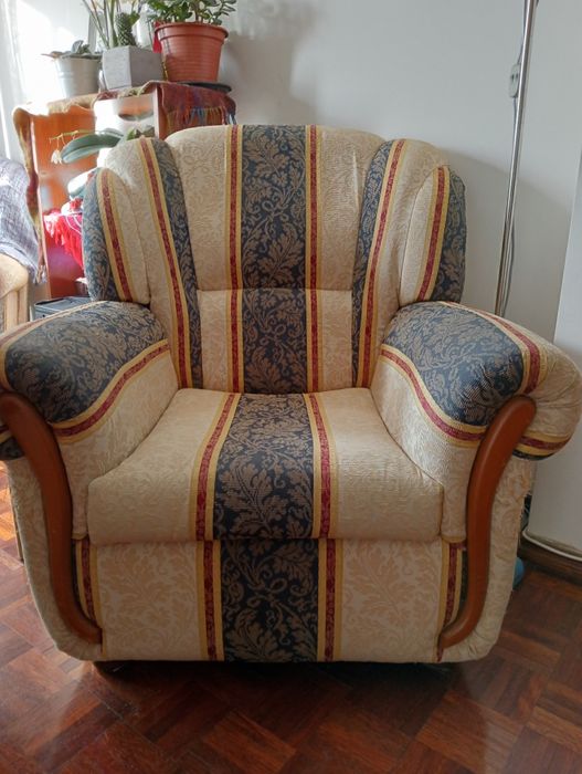 2 sofás de 1 lugar + mesa centro em madeira