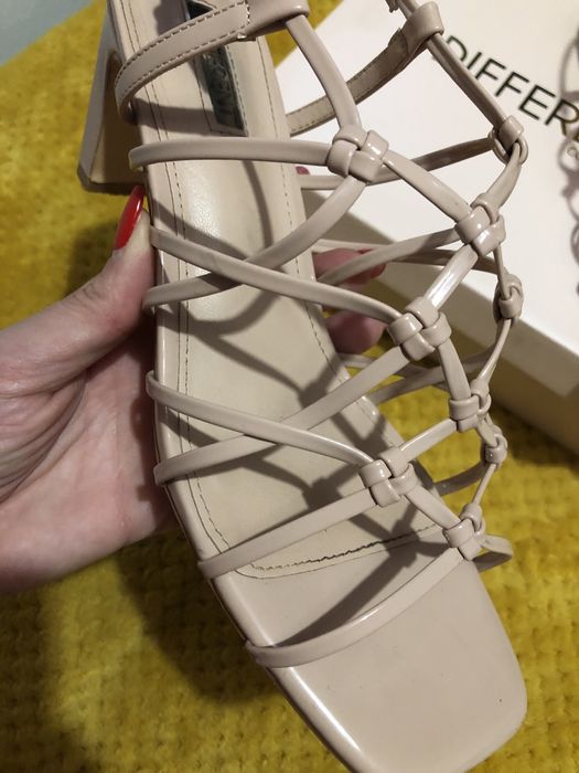 Sandálias em verniz Tam.40