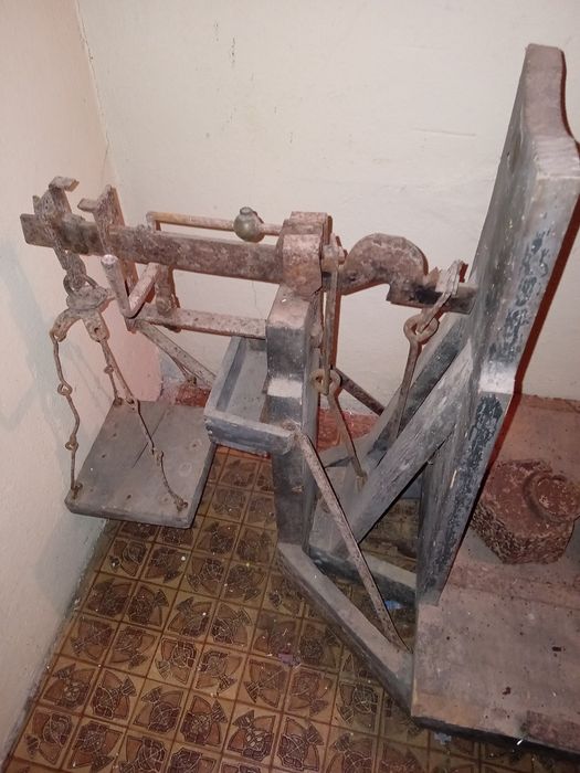 Balança decimal muito antiga com 6 pesos