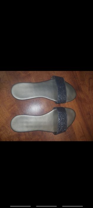 Klapki w kolorze szarym