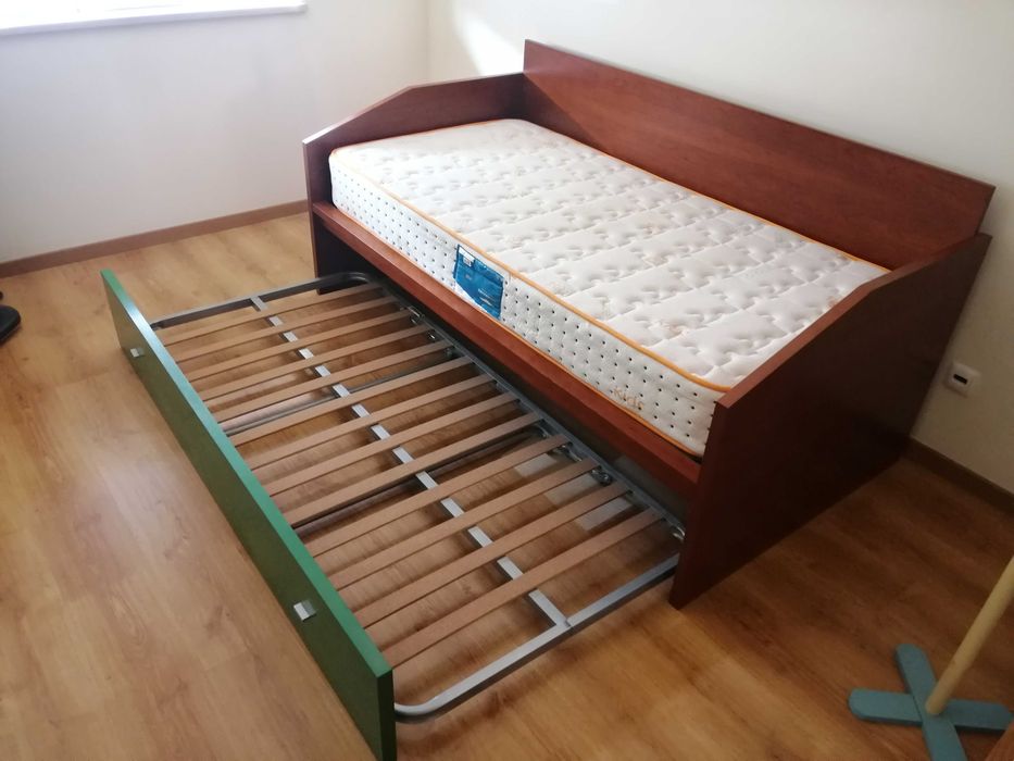 Cama individual em madeira, com cama extra deslizante