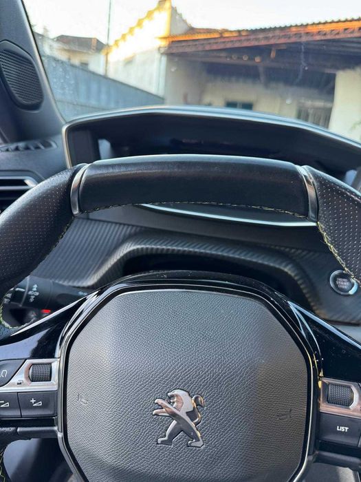 Peugeot e2008 GT branco