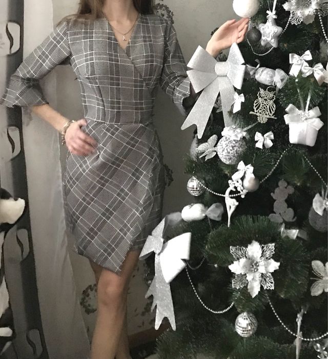 Сіра сукня у клітинку