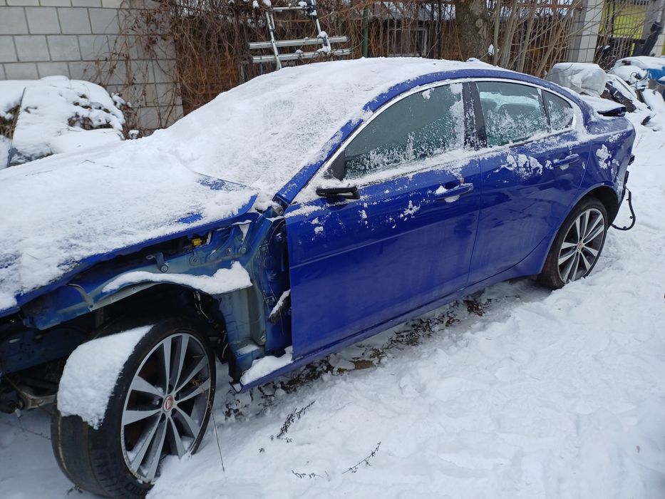 Jaguar XE -nadwozie uszkodzone