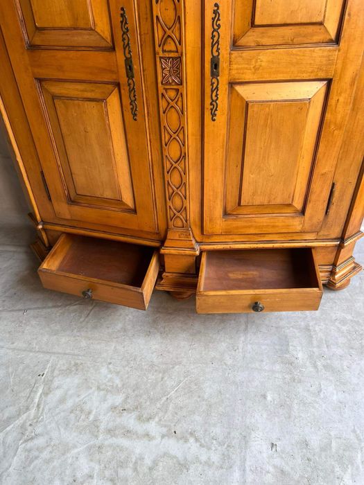 Szafa z litego drewna zdobiona