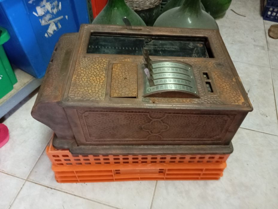 Registadora antiga em ferro