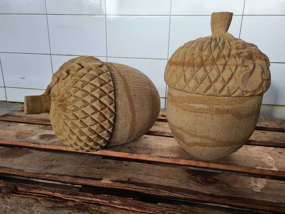 ~16~ Dekoracja ogrodowa, rzeźba z piaskowca, owoce dębu, żołędzie