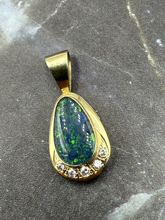 Piękny złota przywieszka, próba 585, 5 x brylant, opal australijski