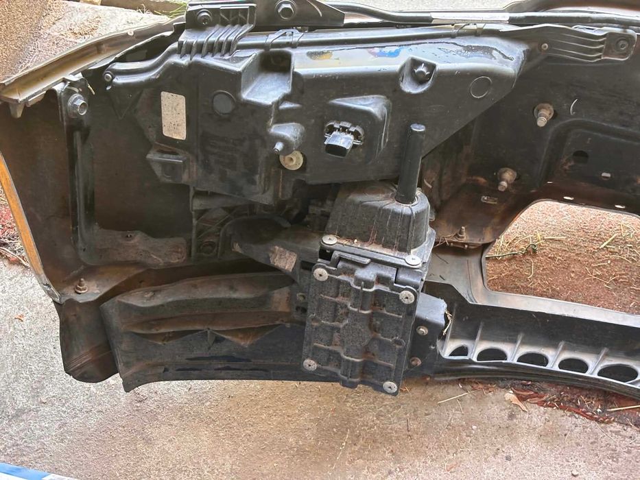 Przedni zderzak Ford F-150 2021–2023 – kompletny, chromowany