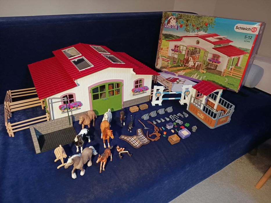 Stajnia Schleich biala kompletny zestaw z gratisami