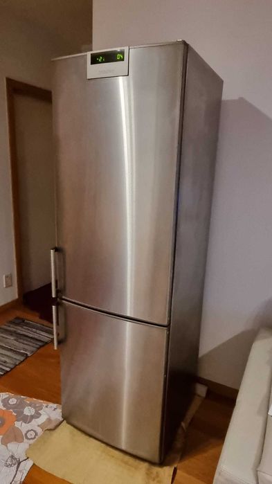Frigorífico de marca SIEMENS