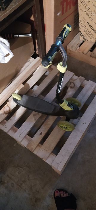 Hulajnoga trójkołowa