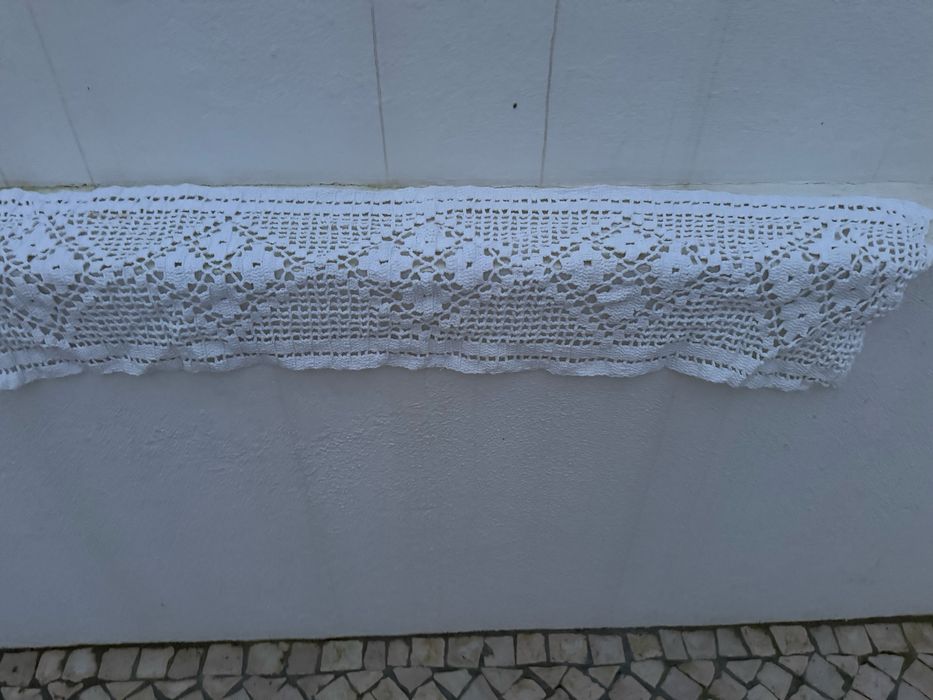 Caminho de mesa bordado em renda