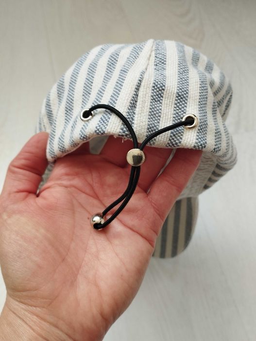 Reserved czapka z daszkiem w paski