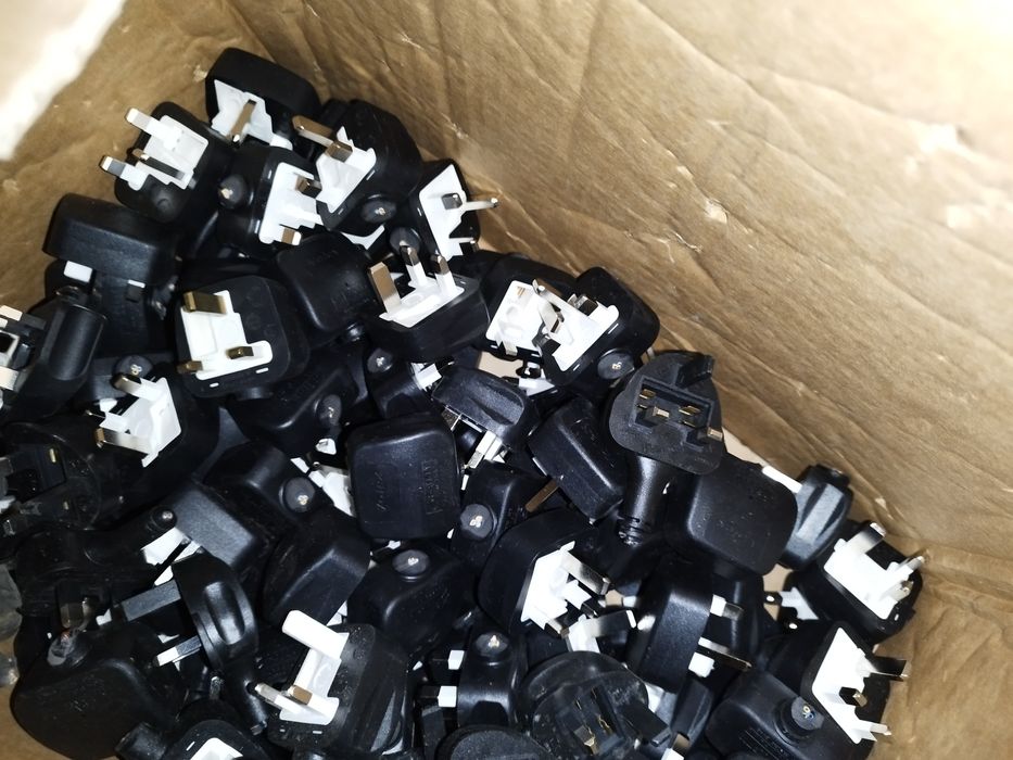Wtyczki angielskie 25KG mix wysyłka OLX paczkomaty InPost mosiądz  złom odzysk recykling  elektryczne elektronika wtyczka