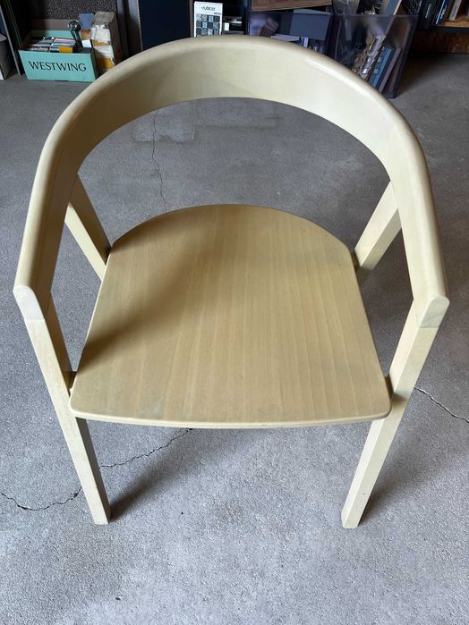 Cadeira em faia com braços - 16 Unid