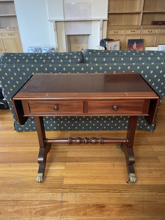 Mesa de apoio com abas rebatíveis