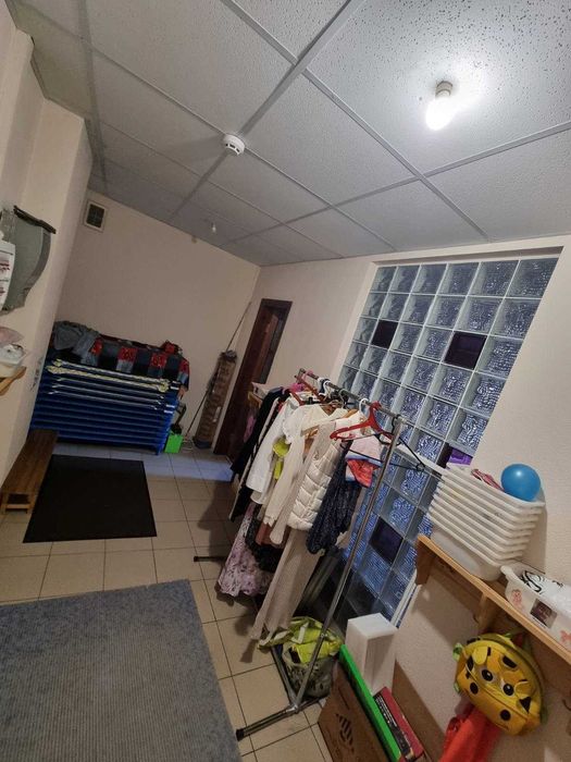 Комерційне приміщення в сучасному багатоповерховому будинку