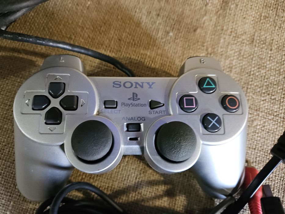Ps2 cinza com um jogo