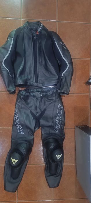 Fato Denise e botas Denise