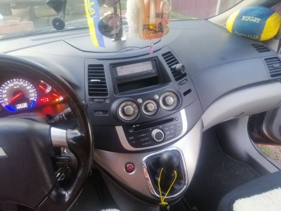авто Міцубісі грандіс