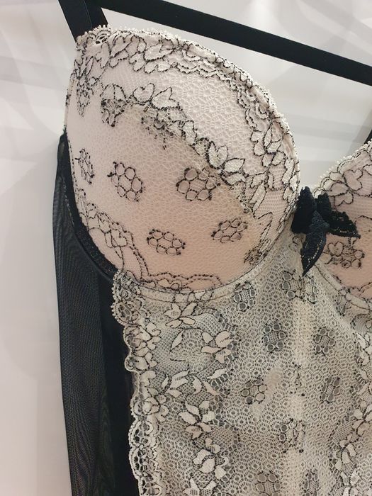 Gorset koronkowy w rozmiarze 70D