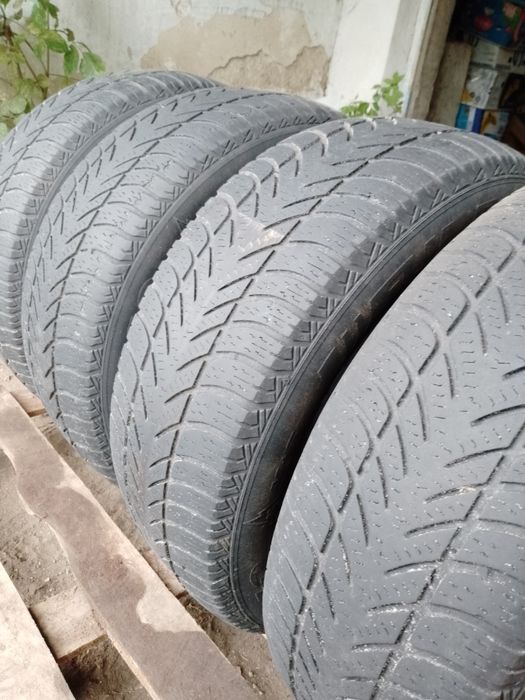 Продам резину 215/65r16