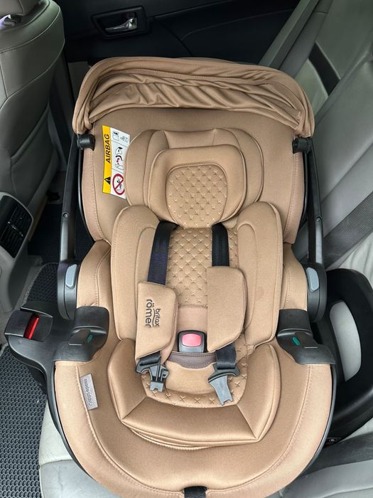 автокрісло преміум-серії LUX від Britax Römer ( Warm Caramel)