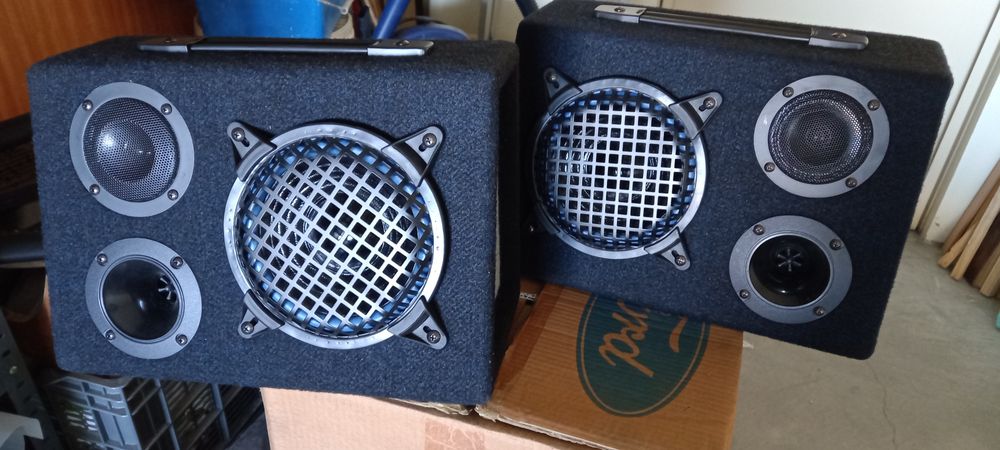 Chapeleira com colunas sony e jantes