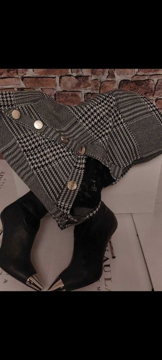 Atrakcyjna spódniczka w kratkę z koronkową wstawką Made in Italy