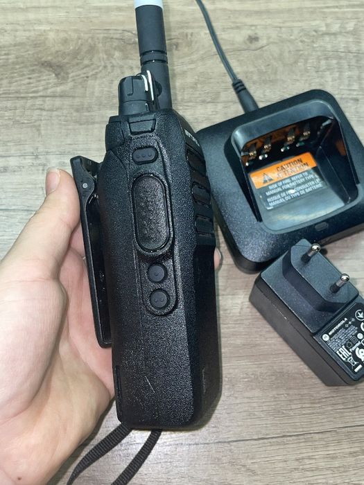 Продам рацію Motorola R7a VHF AES 256 + зарядка (стакан)