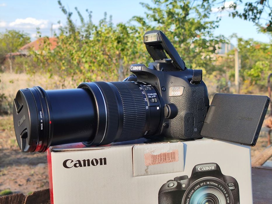 Canon EOS 800D + 18-135mm IS STM, пробег 9000 отличное состояние