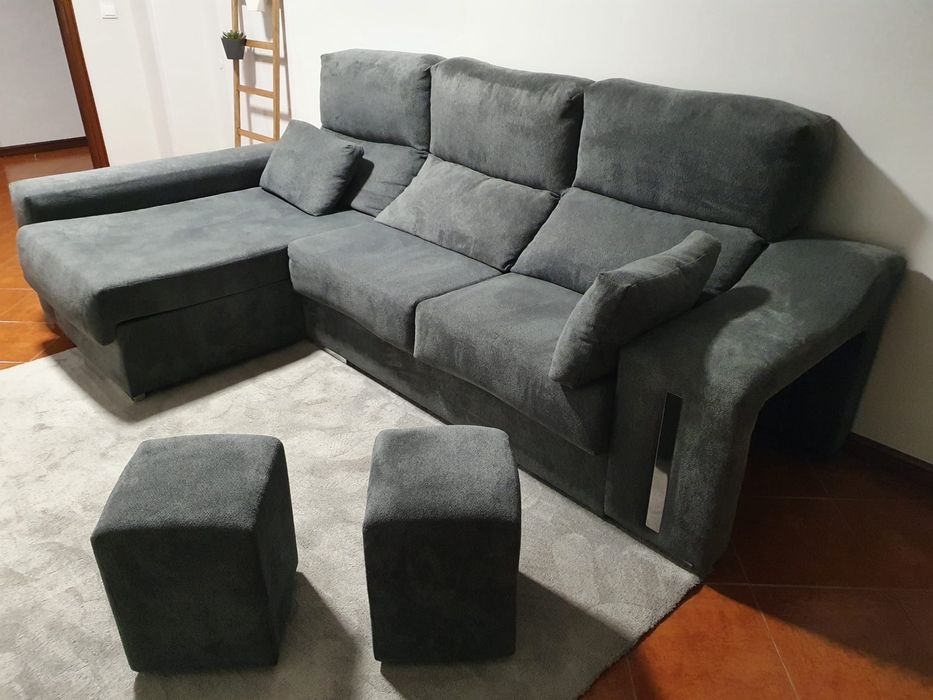 Sofa cinzento com chaiselong + 2 puffs