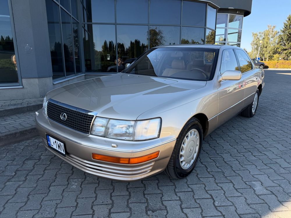 Lexus LS Standard