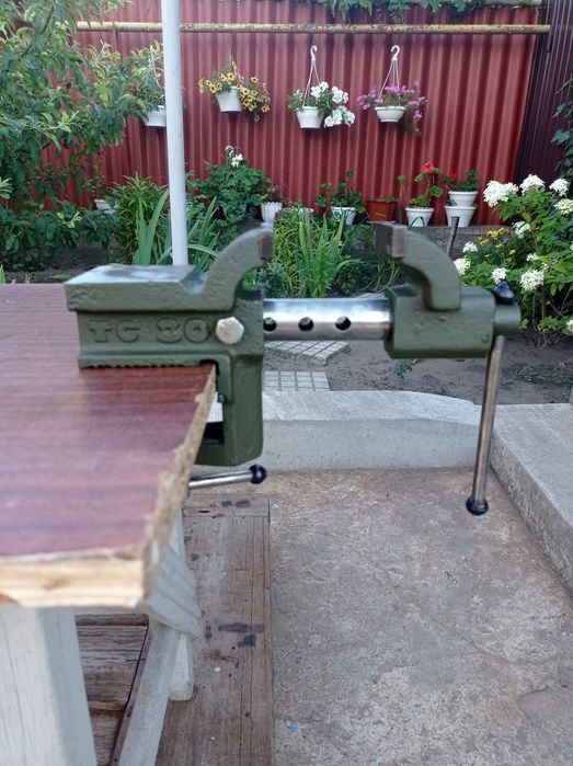 Тиски слюсарні 80мм нові