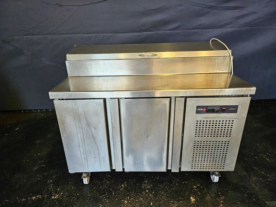 Saladette com mesa de trabalho