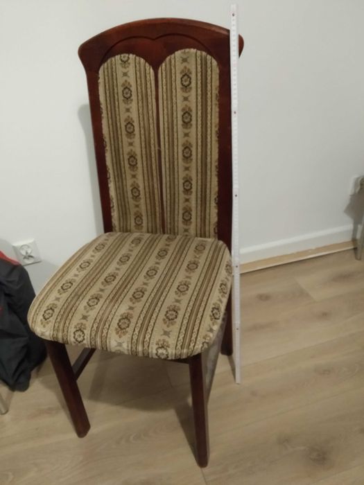 Drewniane krzesła tapicerowane