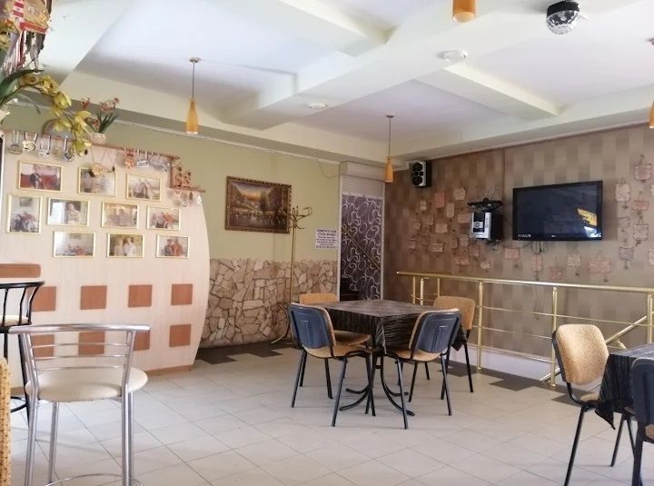 Сдам дом 15 комнат , бассейн ,подвал ,сауна,парковка своя! Киевский район!