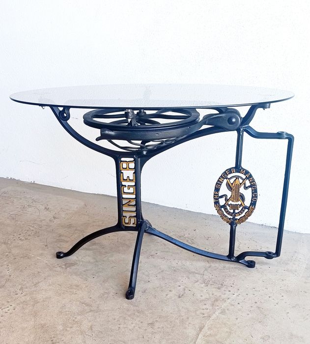 Mesa artesanal em ferro fundido