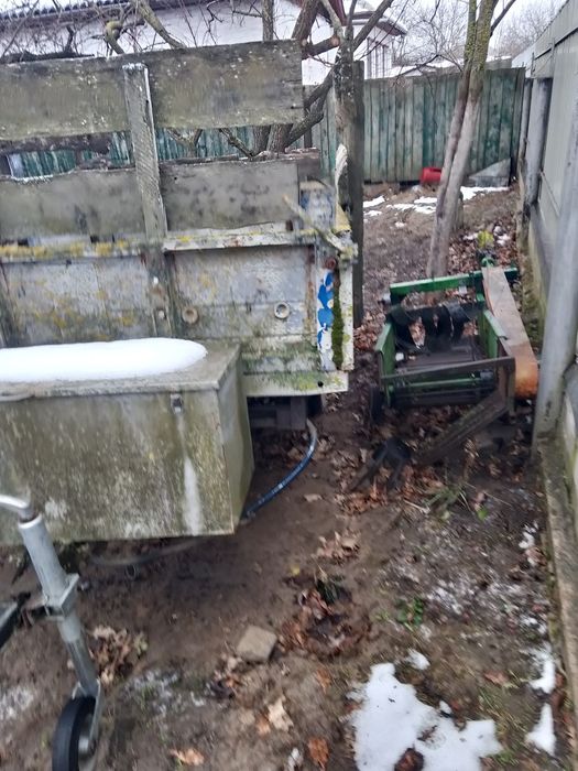 Продам причеп одноосний із гідроциліндром та із запасним колесом .