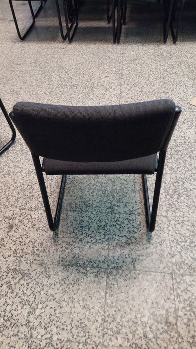 Cadeiras fixa com estrutura  metálica