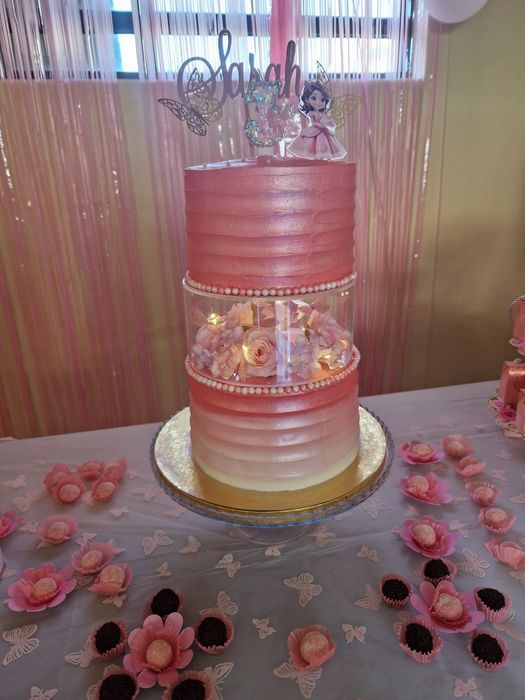 Fazemos bolos decorados pra aniversário